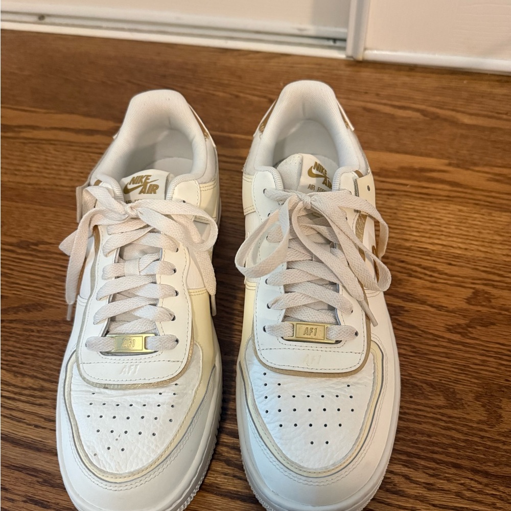 Nike Women's Low-Top Sneakers in White and Beige with Gold Accents